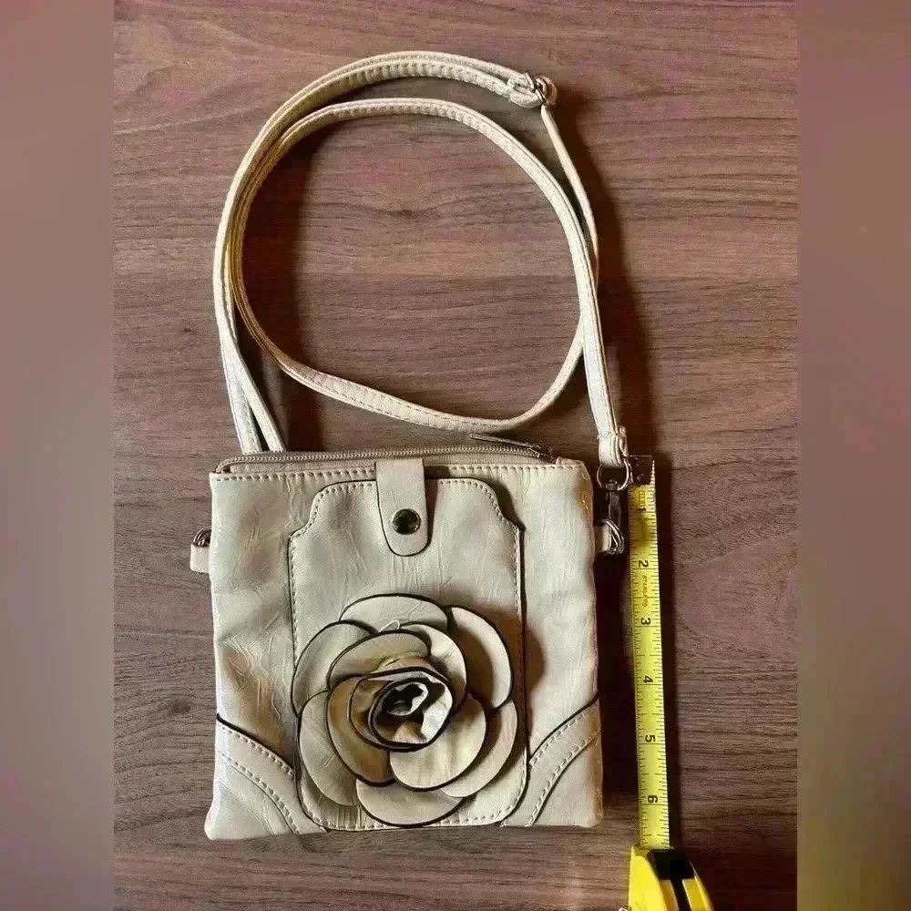 Crossbody bag w rose, phone pocket, inside pocket, see pics